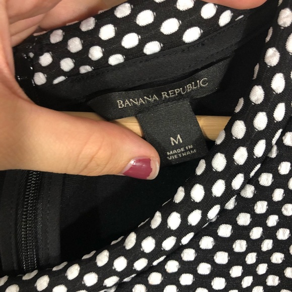 Banana Republic | Black White Polka Dot Crop Top - Picture 3 of 6